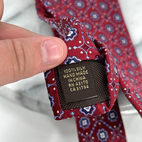 NWOT Tasso Elba red and blue patterned 100% silk tie - Picture 3 of 6